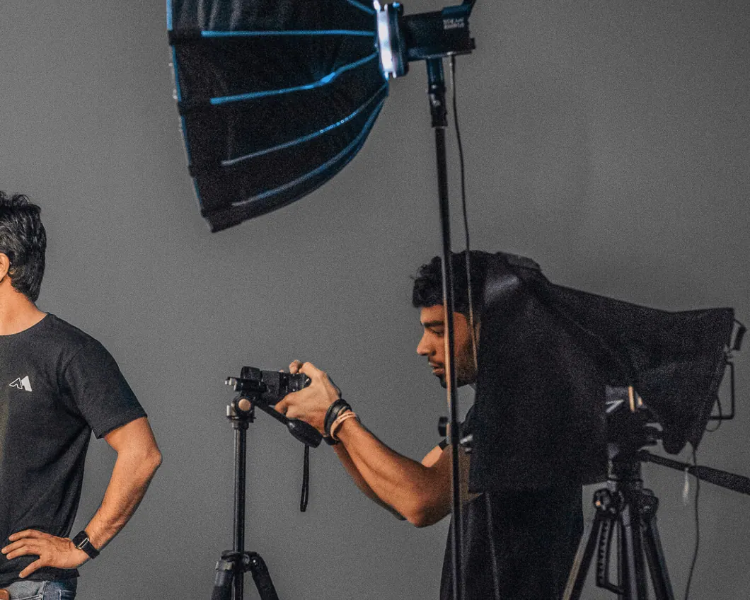 Equipe da produtora montando a luz